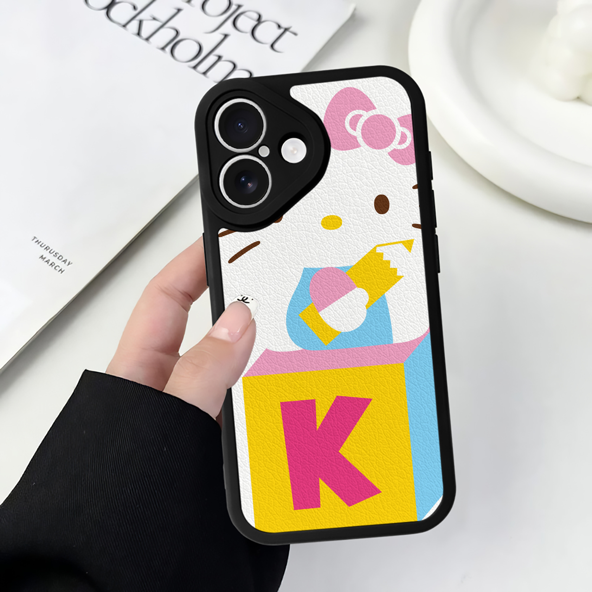 （画像用） Hello Kitty ハローキティ 【iPhone 16シリーズ対応】シリコンスマホケース（レザー調） 材質：シリコン